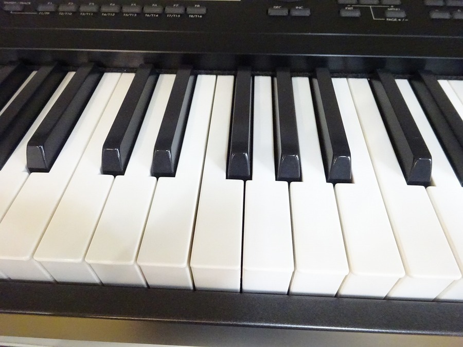 KORGのシンセサイザーTR88 Music Workstation入荷しました