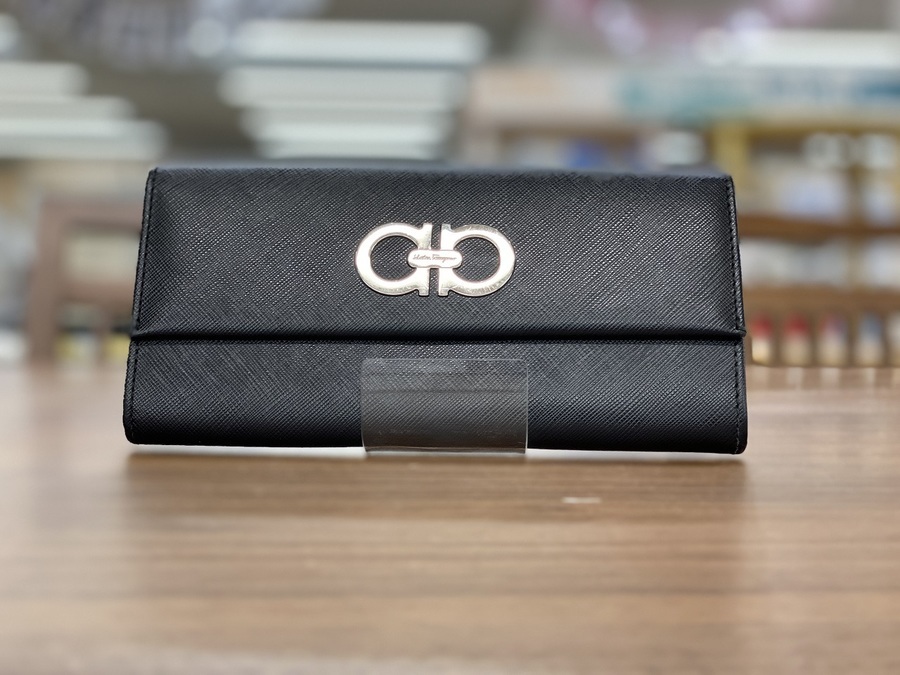 スマホで購入】Salvatore ferragamo（サルヴァトーレフェラガモ）長  