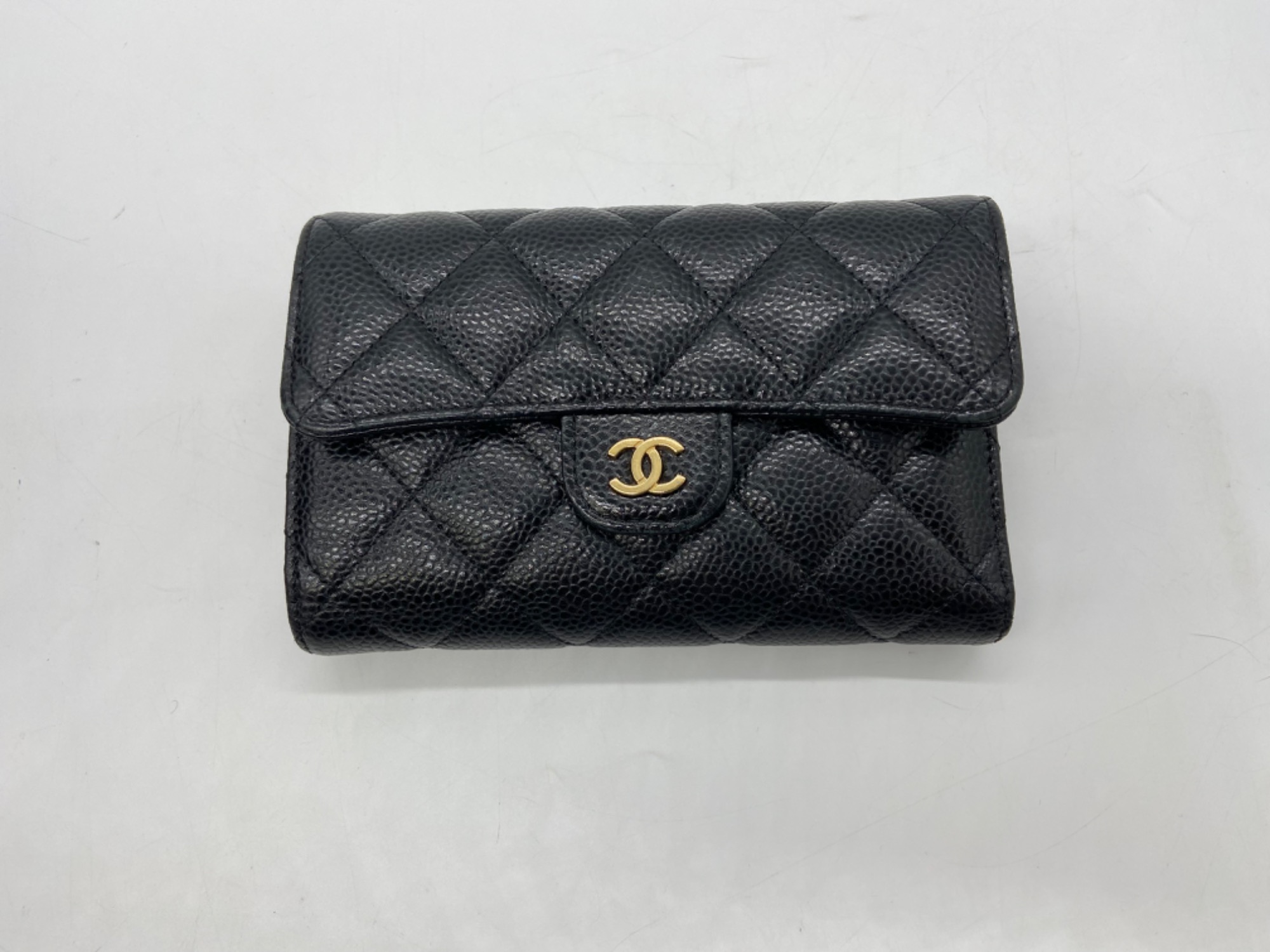 CHANEL（シャネル）キャビアスキン ミディアムフラップウォレット買取
