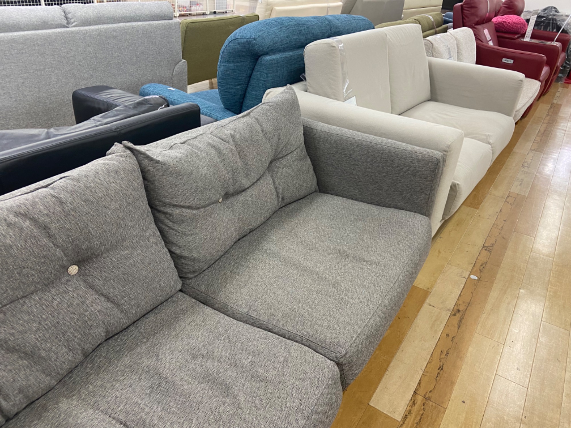 niko andFURNITURE&SUPPLY】ガラスキャビネットのご紹介を致します