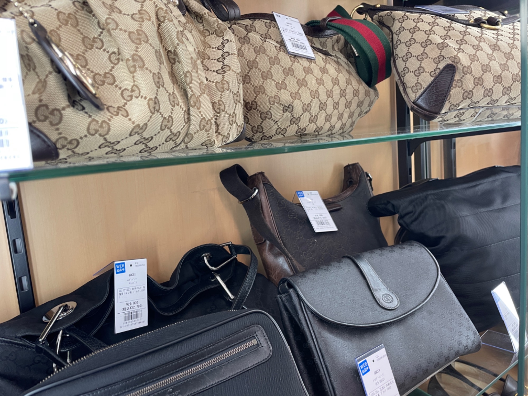 GUCCI（グッチ）ボディーバッグ ⭐︎レッドカラー⭐︎ 入荷しま