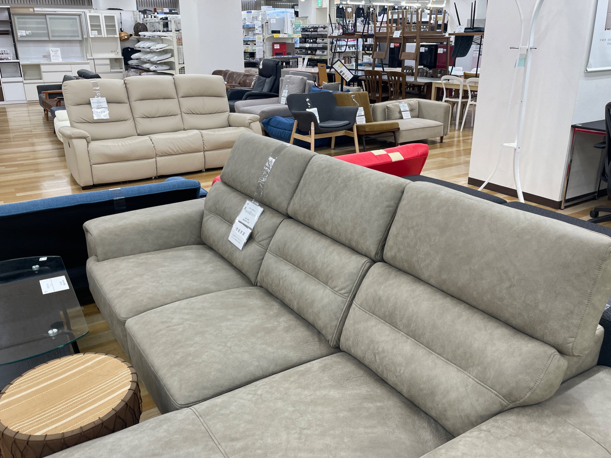 ☆家具最大展示中☆】当店自慢の家具コーナーからオススメのソファーを