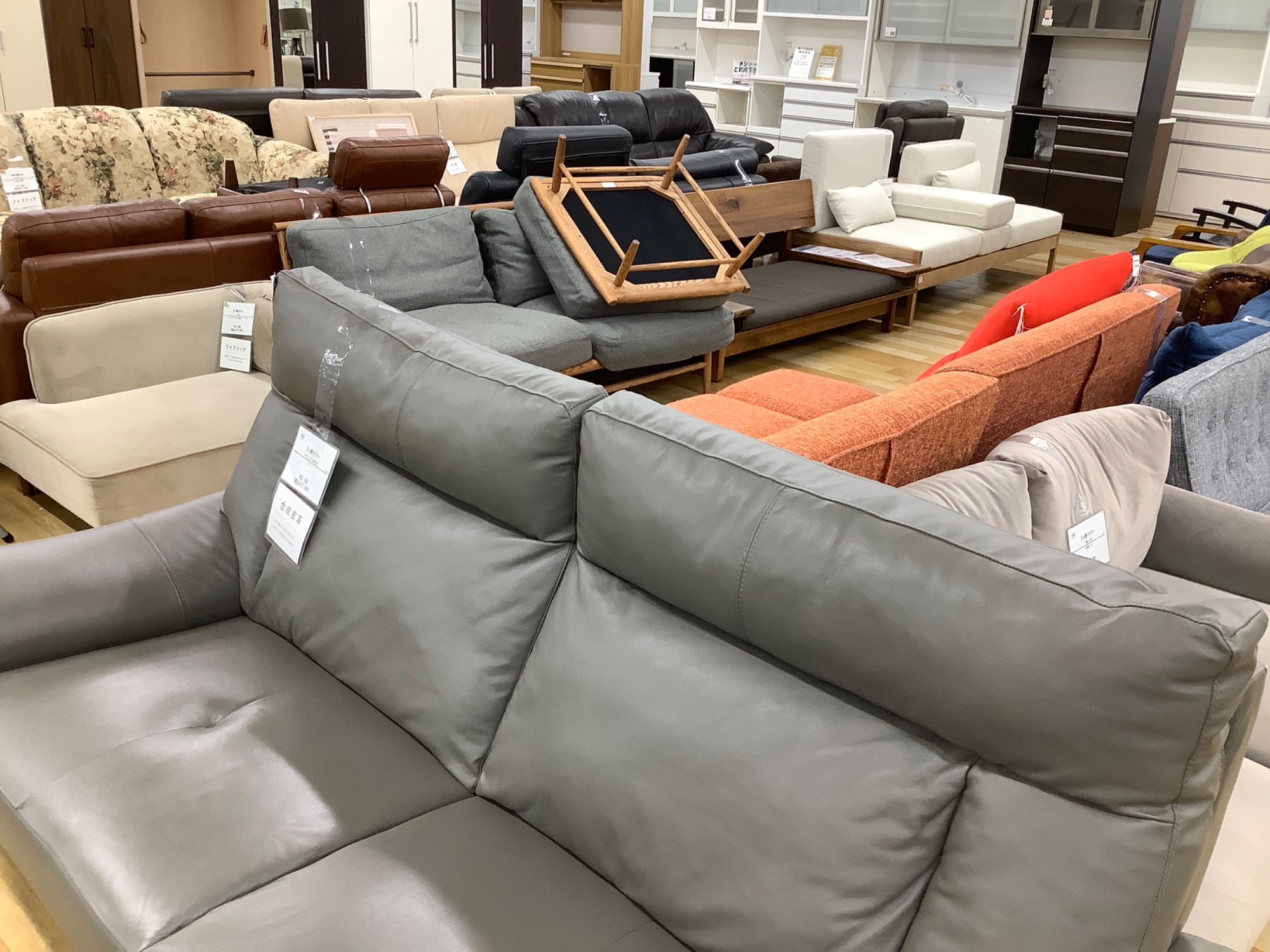 ☆家具最大展示中☆】karimokuの3人掛けソファーが新入荷しました