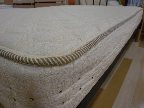 中古家具のベッド