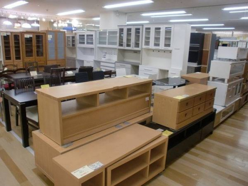 家具コーナー充実！！ 関西リサイクルショップ トレジャーファクトリー