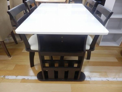ダイニングの岸和田家具