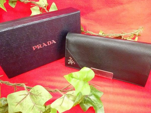 ブランド・ラグジュアリーのプラダ（PRADA）
