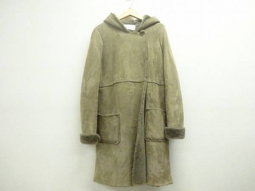 レディースファッションのムートンコート