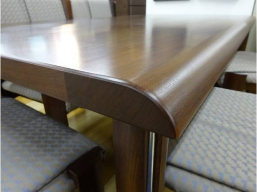 テーブルの岸和田　家具