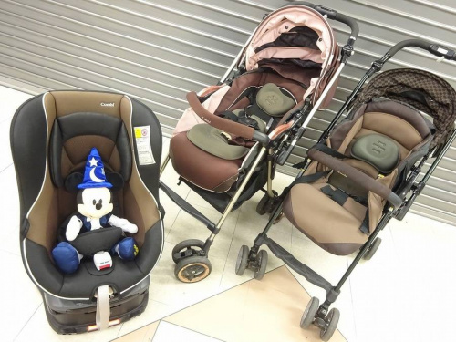 ベビーのベビーカー チャイルドシート