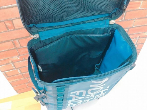 アウトドアウェアの岸和田　マウンテンパーカ