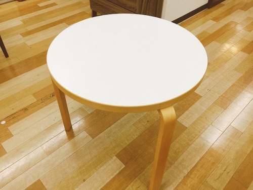 アアルトの残した、リノリウムの定番ラウンドテーブル90B【artek(アルテック)】 [2019.07.06発行]｜リサイクルショップ