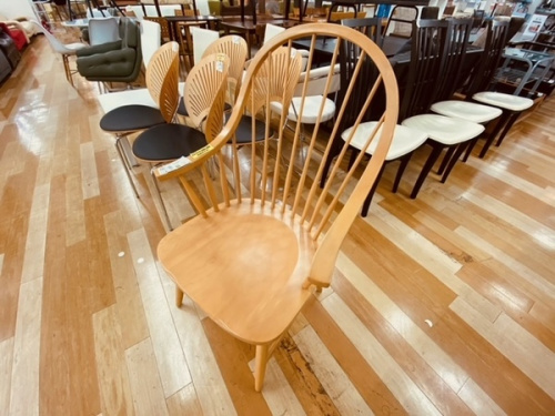 家具のテーブル