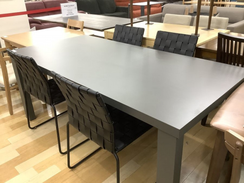 家具のダイニングテーブル