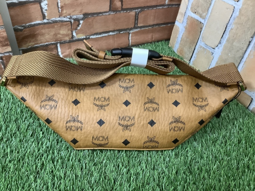 ウエストバッグのバッグ・財布