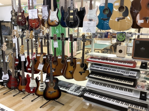 中古楽器店のギター