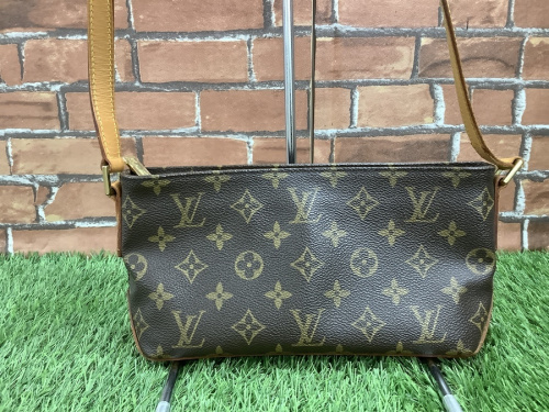 LOUIS VUITTONのショルダーポーチ