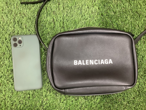 BALENCIAGAのエブリデイカメラバッグ