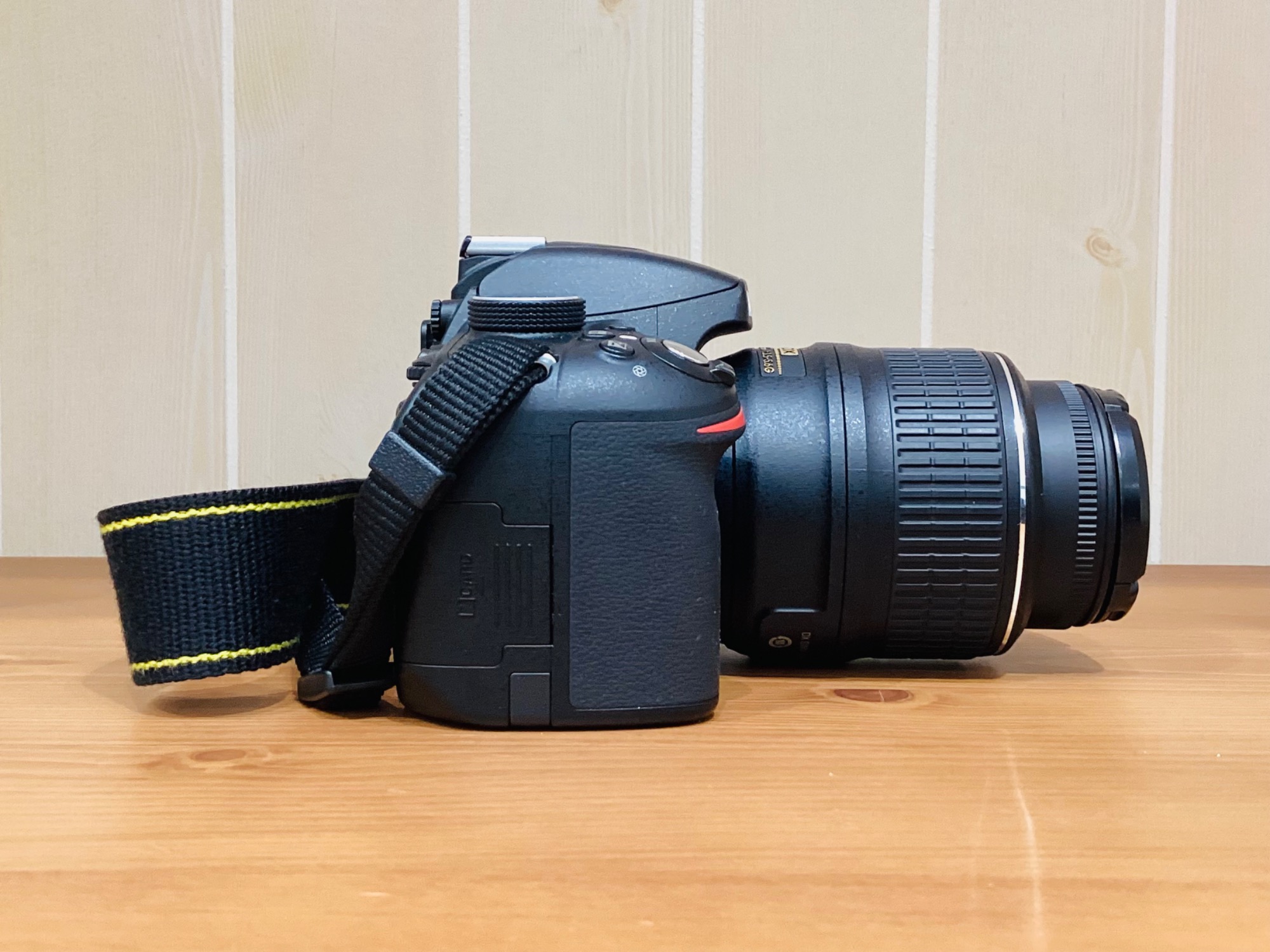 Nikon ニコン】デジタル一眼レフカメラ(D3200) のご紹介です