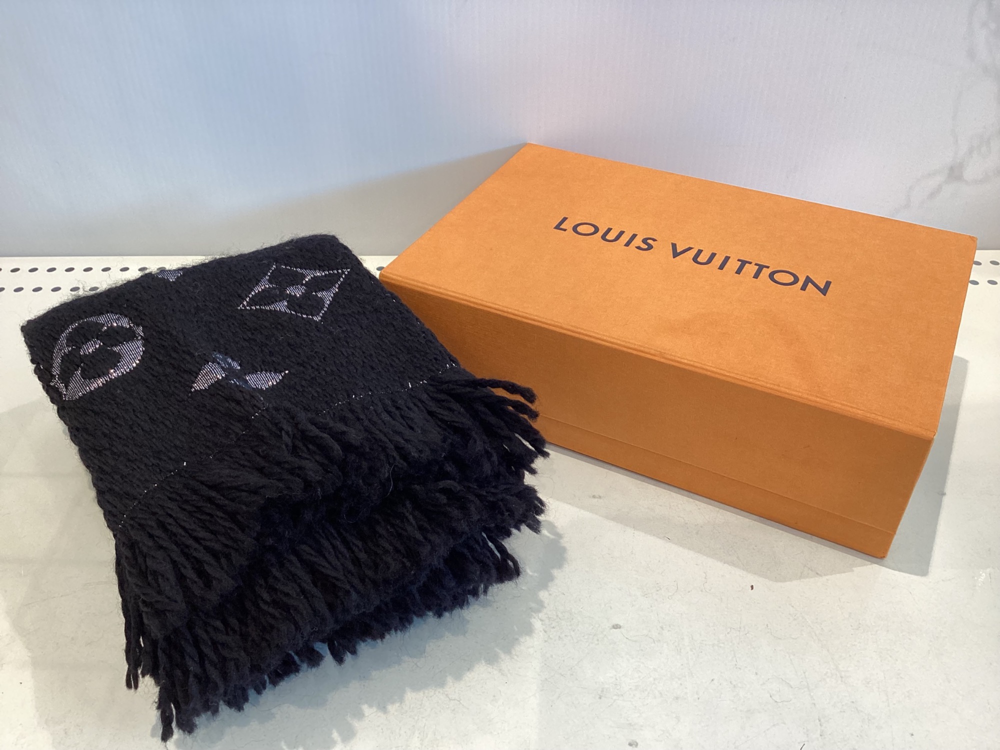 ルイヴィトン エシャルプ ロゴマニア マフラー 箱などあり LOUIS VUITTON ルイヴィトン】エシャルプロゴマニア マフラーの