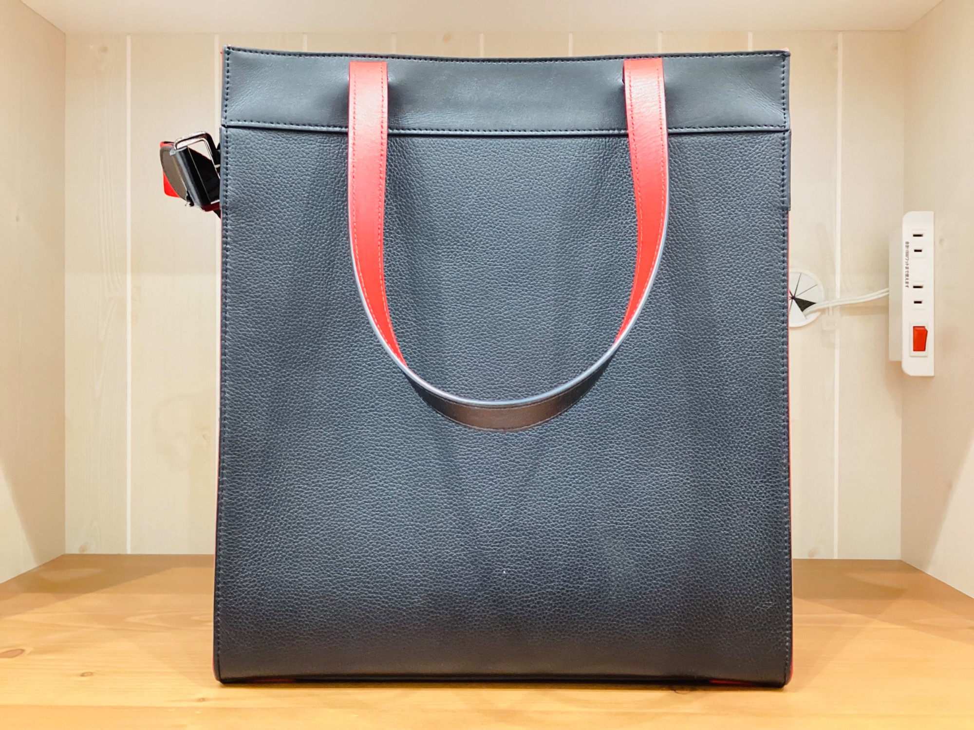 Chlistian Louboutin クリスチャン・ルブタン】 トートバッグのご紹介