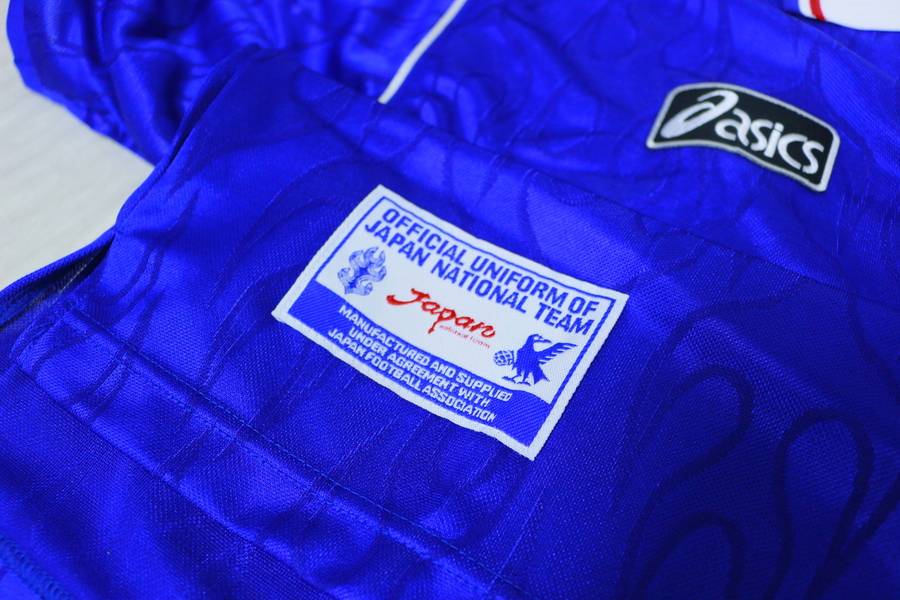 サッカー　日本代表　当時　ユニフォーム　Jリーグ　FIFA ワールドカップ　赤炎 W杯を前に日本代表歴代ユニフォームを見る！「扉を開いた、炎
