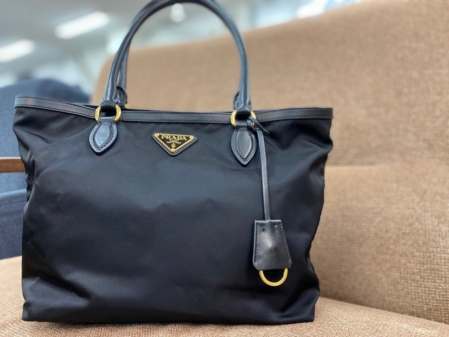 使いやすさも重視したい方に♪】PRADAのナイロンバッグが入荷しました 