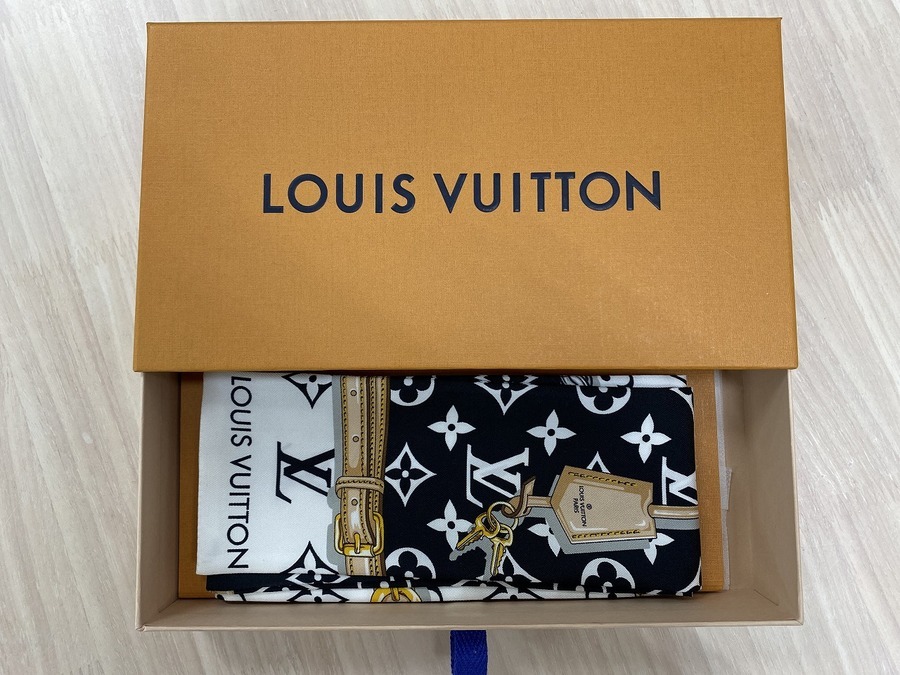 LV 白 スカーフ 長期保管品 LV 白 スカーフ 長期保管品 - メルカリ