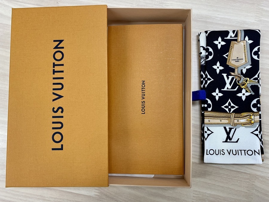 【未使用　美品　箱無し】ルイ・ヴィトンのスカーフ スマホで購入】LOUIS VUITTON(ルイヴィトン)のスカーフをご紹介