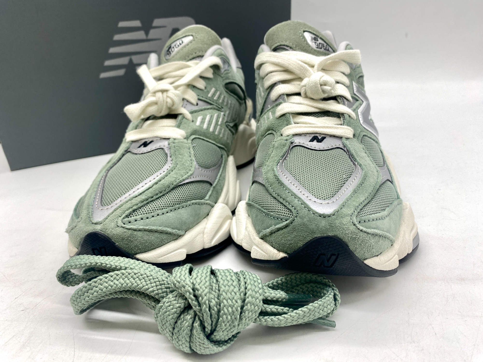 9060】NEW BALANCE(ニューバランス)のスニーカーをご紹介