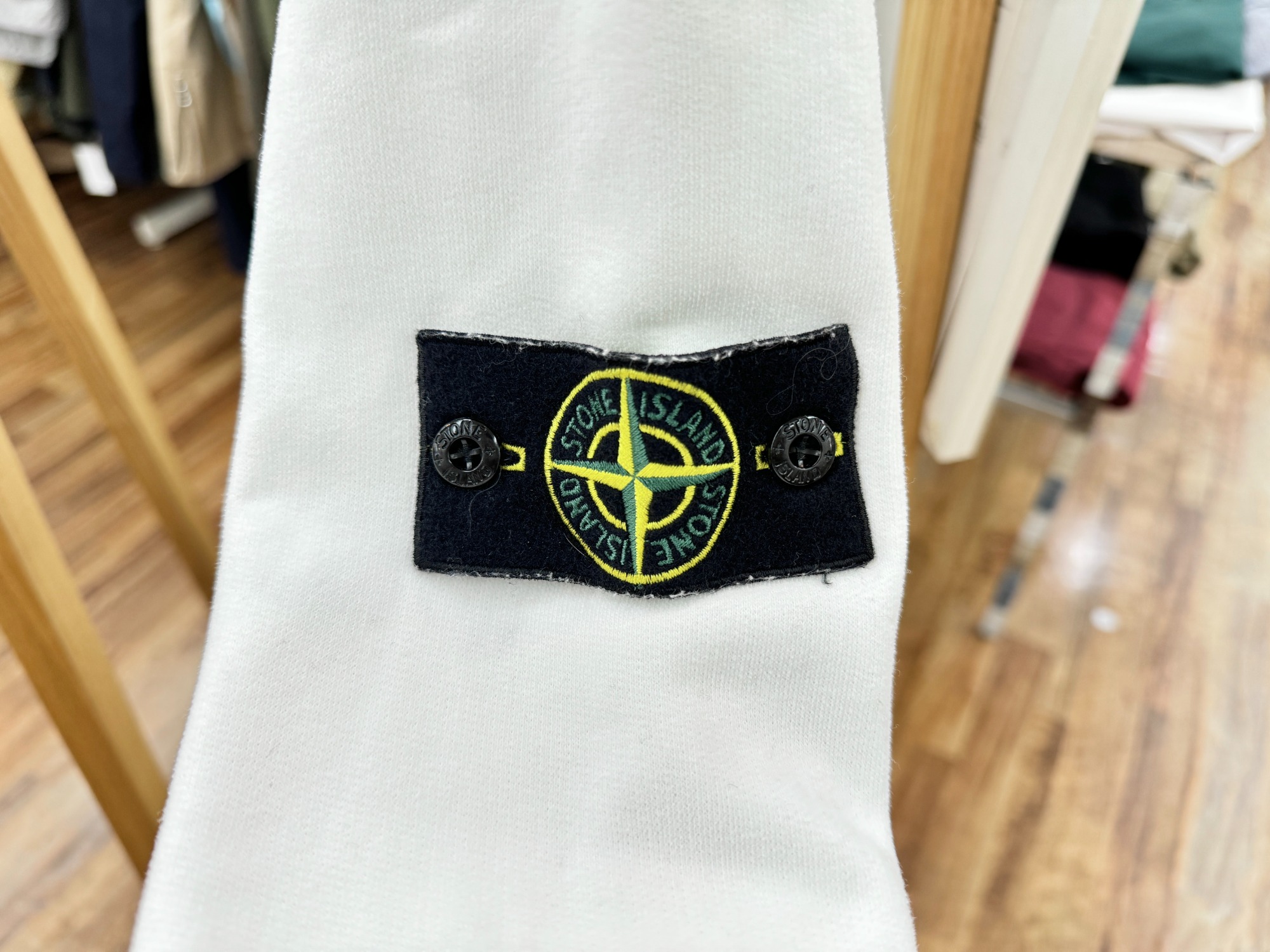 スマホで購入】STONE ISLAND (ストーンアイランド)のスウェット スマホで購入】STONE ISLAND (ストーンアイランド)のスウェット