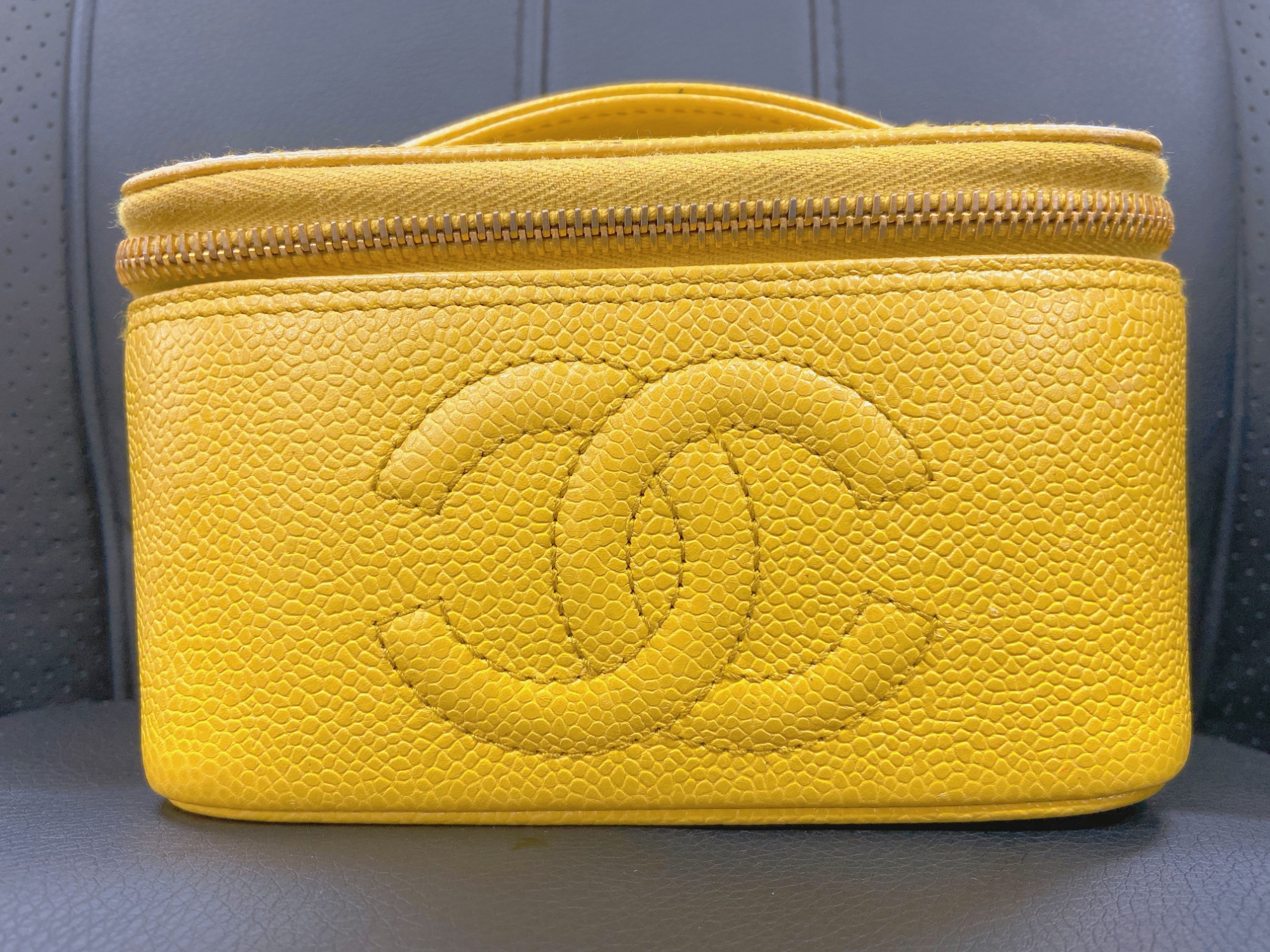 CHANEL キャビアスキン ケース イエロー CHANEL / シャネル】キャビアスキン バニティバッグ｜鮮やかなイエロー