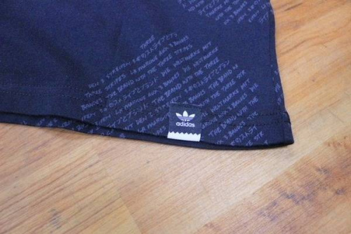 シャツのTシャツ