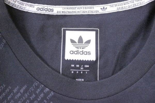 Tシャツのアディダス（adidas）