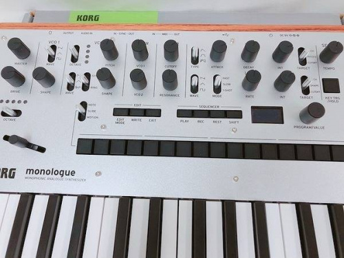 キーボードのシンセサイザー