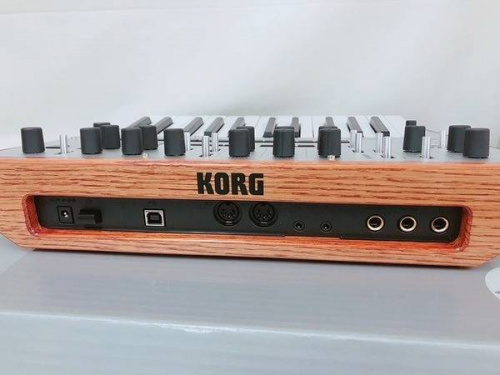 シンセサイザーのKORG