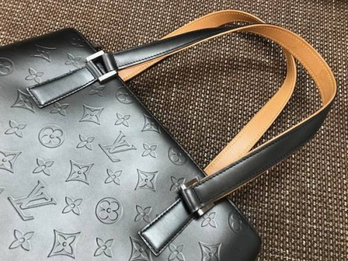 トートバッグのLOUIS VUITTON