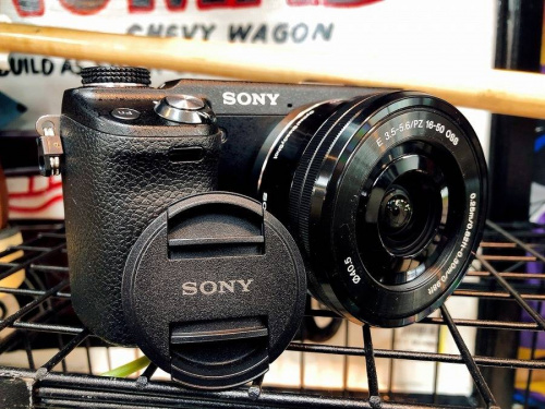 中古　ミラーレス一眼のSONY　一眼レフ