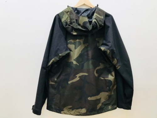 迷彩のノベルティーマウンテンジャケット