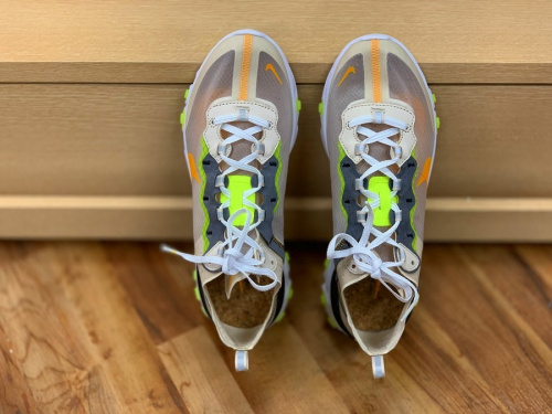 NIKEのREACT ELEMENT 87