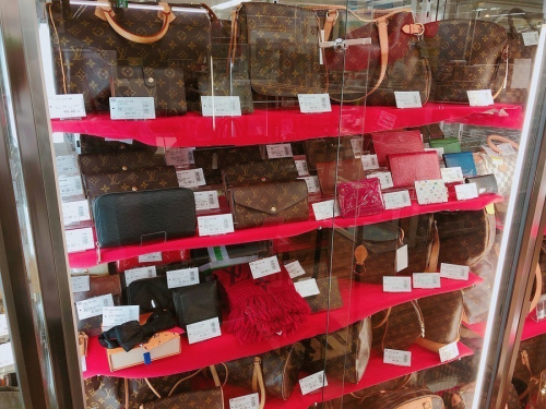 エピのラウンドファスナー財布
