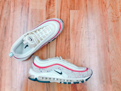 千葉　市川　船橋　江戸川　墨田　葛飾　幕張　洋服　中古　買取のスニーカー　中古