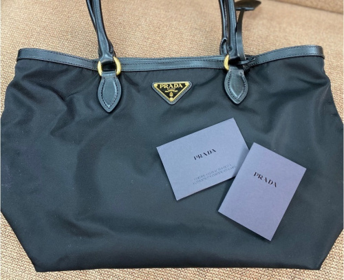 バッグ　中古のPRADA　プラダ