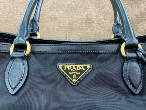 PRADA プラダのブランド バッグ 中古