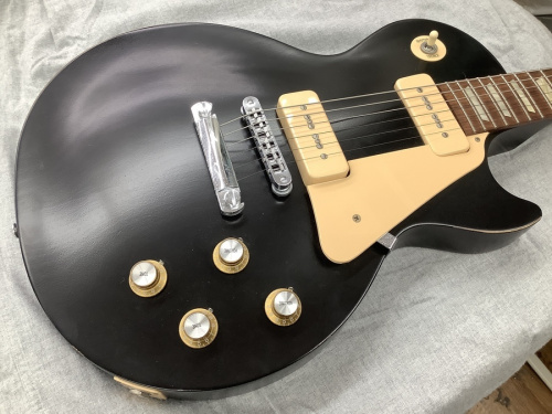 中古楽器店のギター