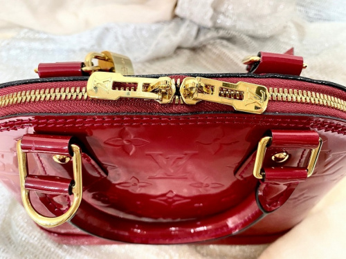 LOUIS VUITTON ルイヴィトンのアルマBB モノグロムヴェルニ