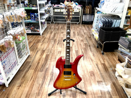 中古楽器店のギター