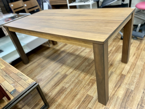 家具のテーブル