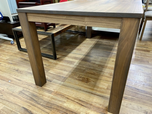 ダイニングテーブル