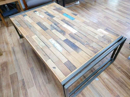 家具のテーブル